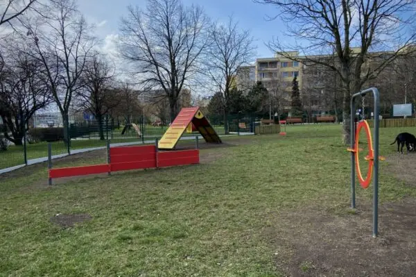 Oplocený psí park s agility prvky Na Dědině