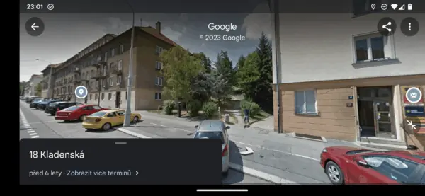 Schody a velká nerezová skluzavka pro rychlé spojení ulic Africká a Kladenská. To tu ještě nebylo! 🛝