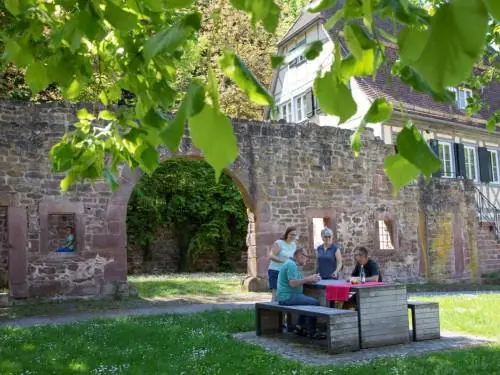 Piknikové lavičky v aleji Na Hanspaulce